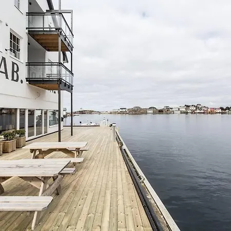 Sea-side Apt At Beatiful Kremmarholmen, 3br * Fedje